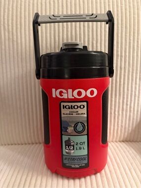 Igloo Latitude Pro Red and Black 1/2 Gallon/2 QT Cooler Jug